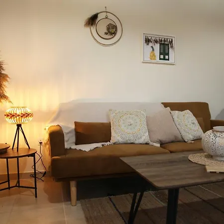 Artista Roustik Larnaca